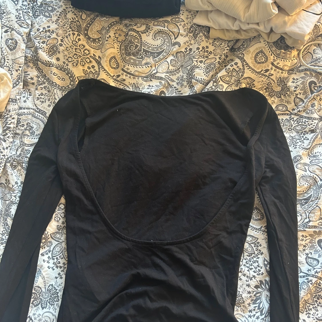 Svart långärmad topp med öppen rygg - 1