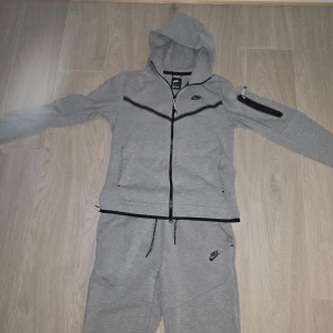 Nike Tech Tracksuit - Säljer nu en äkta tracksuit ifrån Nike i väldigt fint skick. Perfekt för en skön och snygg outfit, som man enkelt kan matcha med🚀