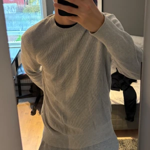 Stickad tröja, Zara - En grå stickad tröja från Zara i storlek S som är i mycket bra skick och väldigt lite använd.