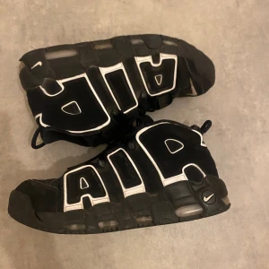 Nike Air More Uptempo 96 Black White 2023 Vintage Basketball - Dom är använda men funkar ända att ha på dom är 100% äkta och jag säljer dom för att jag inte har samma stil som förut. Pris kan diskuteras👍.