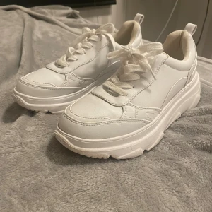 Vita skor  - Säljer ett par skor från Claudia Ghizzani. Använda enstaka gånger, fint skick! Storlek 38. 