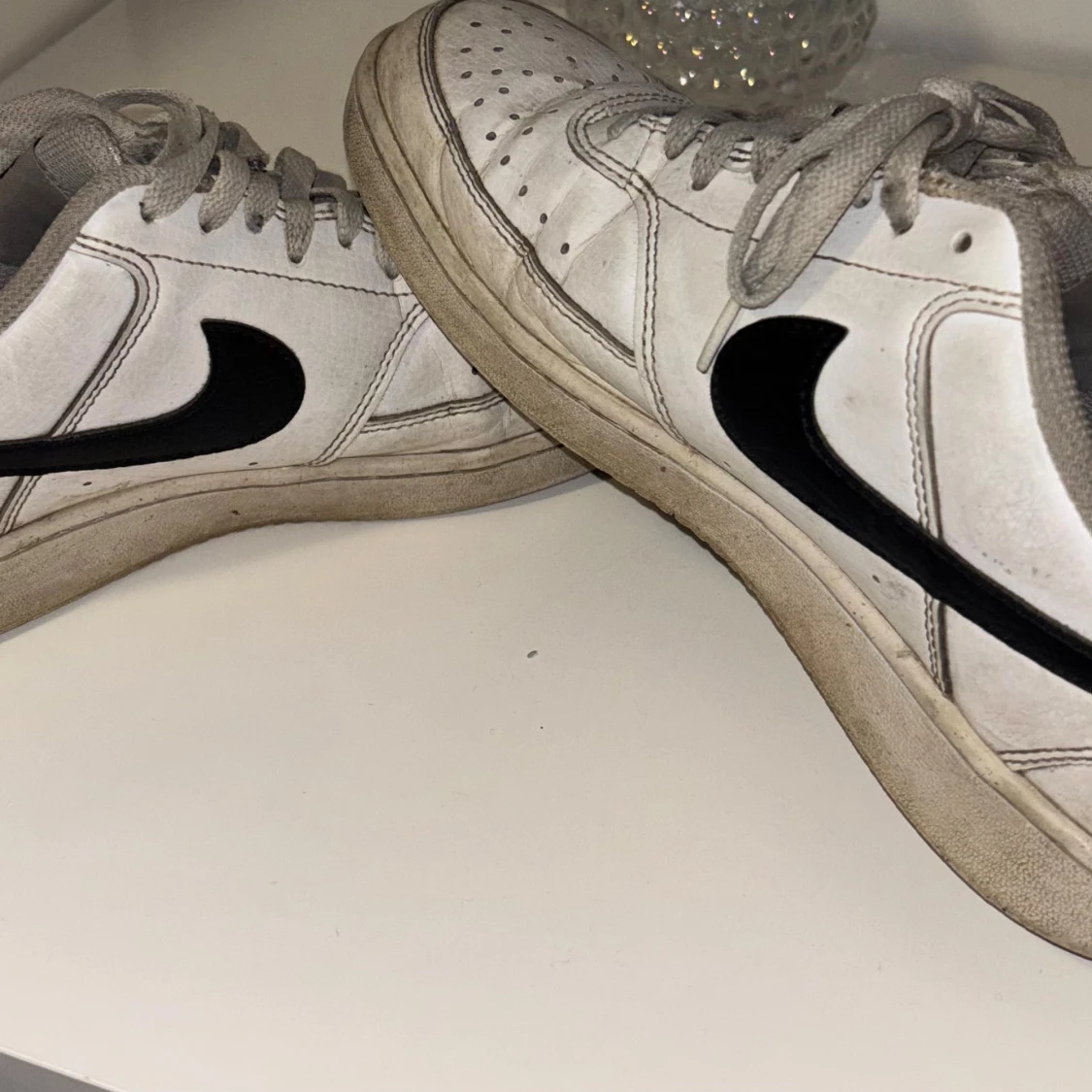 Nike vita sneakers med svart swoosh - 1