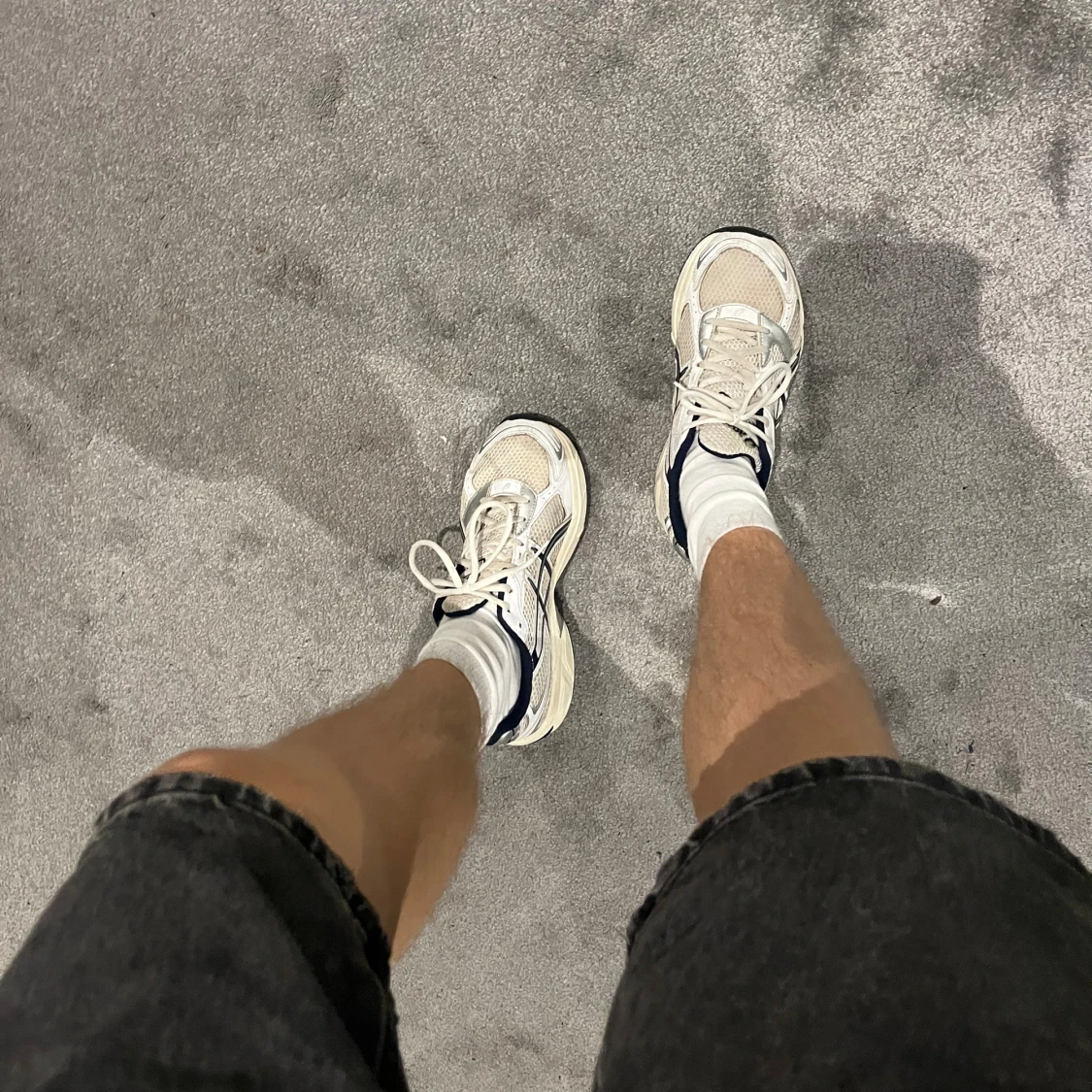 Vita Asics med mörkblå detaljer  - 1