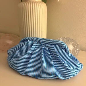 Blå randig clutchbag - Den perfekta blåa randiga clutchbag, är nu till salu!🩵Kostar bara 269kr! Hör av er till oss i dm om ni är intresserade 🩵