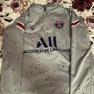 PSG x Jordan grå  - Den sitter lite tajt och inte min stil💞