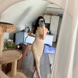 Guldglittrigt set med kjol och crop top - Guldglittrigt set från Zara. Ok att sälja separat om man bara vill ha kjolen eller tröjan. Aldrig använt