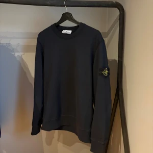 Stone Island sweatshirt - Snygg och stilren sweatshirt från Stone Island. Tröjan håller riktigt bra skick och är köpt på Careofcarl för 2999 kr. 