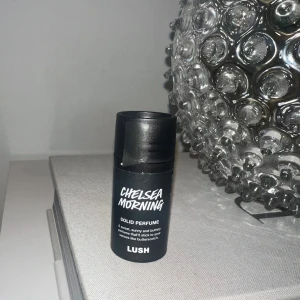 Chelsea Morning Solid Perfume - Solid parfym från Lush med namnet Chelsea Morning. Beskrivs som söt, solig och smörig, med en doft som stannar kvar länge. Perfekt för dig som vill ha något annorlunda och lätt att ta med sig.