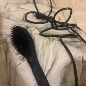 Värmeborste - En vanlig värmeborste, funkar perfekt. 