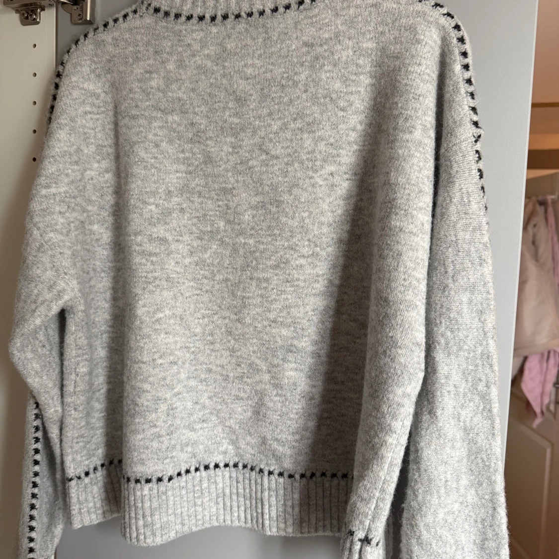 Grå stickad tröja från Neo Noir - 3