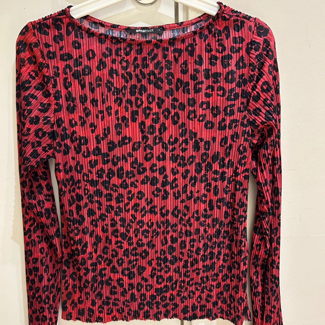 Röd leopardmönstrad topp Gina Tricot