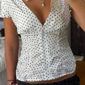 Världens sötaste blus - Världens sötaste blus från en butik i Paris !! Finns inte att köpa längre och köpte för 899 förra året. Otroligt fin verkligen men är lite stor för mig i bysten.  Inga defekter och har endast använt några få gånger. Passar perfekt till en svart långkjol på sommaren. Verkligen ett kap ! ❣️Villig att gå ner i pris för snabbt och smidit köp❣️