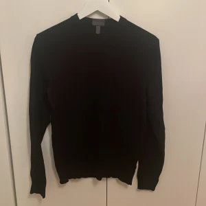 Svart tröja - En svart tröja i slim fit från H&M i storlek S. Tröjan är liten i storleken. Använd två gånger. 