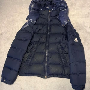 Moncler chevailer xxs - Moncler chevailer 11y | passar 140-155 | köpt från vongreven | äktehetsbevis | mörkblå | helt ok skick se bild 5 | Hör av er