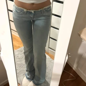 Ljusblå low waist bootcut jeans - Säljer dessa lågmidjade jeans från Nelly, endast använda vid 1 tillfälle💗nypris 699