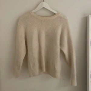 Beige stickad tröja från Wera - Mysig beige stickad tröja från Wera. Använd få tal gånger❤️