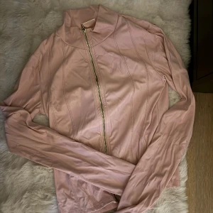 GinaTricot 14+ Träningsset  - Säljs i set , zip träningsjacka med guldkedja + utsvänga träningstights , använd 1 gång men färgen passade inte på mig , M i båda delarna , inte vanliga Gina utan 14+ M storlek 