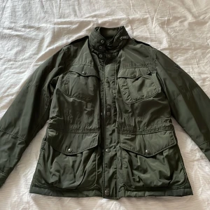 Grön höst jacka från Polo Ralph Lauren - Snygg mörkgrön höst jacka från Ralph lauren i storlek M. Kommer inte till användning tillräckligt ofta därför ja säljer den sparsamt använd lite för stor för mig 