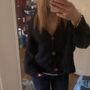 Kofta - Jättefin kofta som inte kommer till användning, den är lite mörkblå/svart i färgen! Skriv för funderingar!!🩷🩷