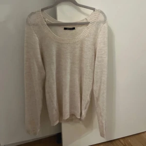 Beige stickad tröja  - Beige stickad tröja med urringning i strl m från Gina tricot. Använda ca 2 ggr och är i mycket bra skick!