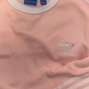Rosa Adidas träningströja (aldrig använd!) - Perfekt för en sportig och trendig look. Aldrig kommit till användning. Passar xs/S och kanske en mindre medium 💕du står för frakten 