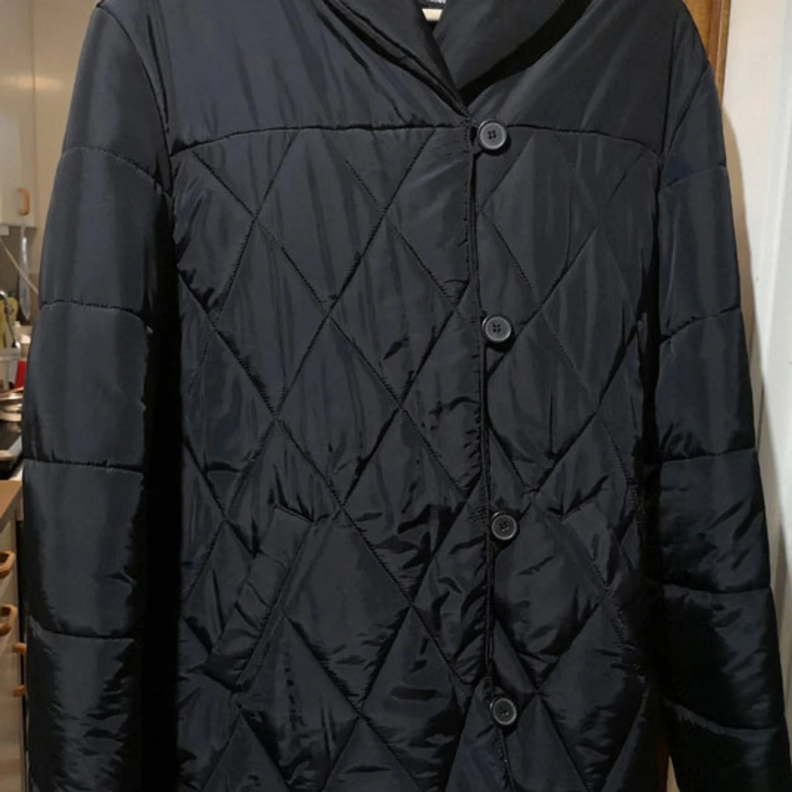 Svart quiltad pufferjacka Från H&M Stl L - 1