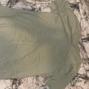 Ljusgrön basic t-shirt - Enkel och stilren ljusgrön t-shirt i klassisk modell med rund hals och korta ärmar. Perfekt för dig som gillar en clean och avslappnad. Nyskick, från lager 157