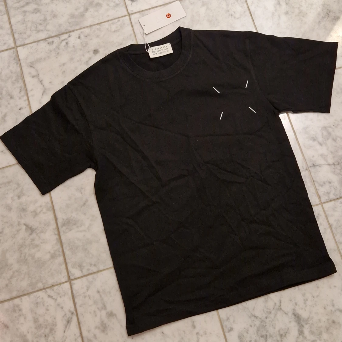 Maison Margiela svart t-shirt med tryck - 1