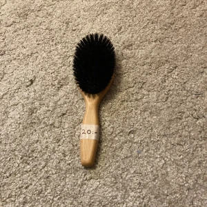 Hårborste - Hårborste inköpt på Normal 2023. Rengjord. Passar för att göta en sleek bun tex. 