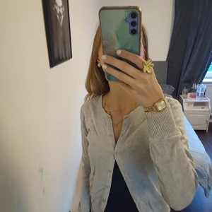 Ljusgrå kofta med knappar - Säljer en enkel och stilren ljusgrå kofta med rund hals och knäppning framtill. Har knappt använt ❤️ 