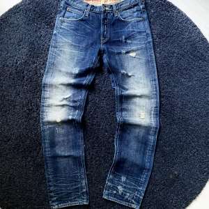 Lee jeans med snygga slitningar - Sjukt snygga Lee jeans med snygga slitningar och tvätt, nyskick! Storlek 30/32, mitt emellan slim och straight fit. Skriv vid funderingar:)