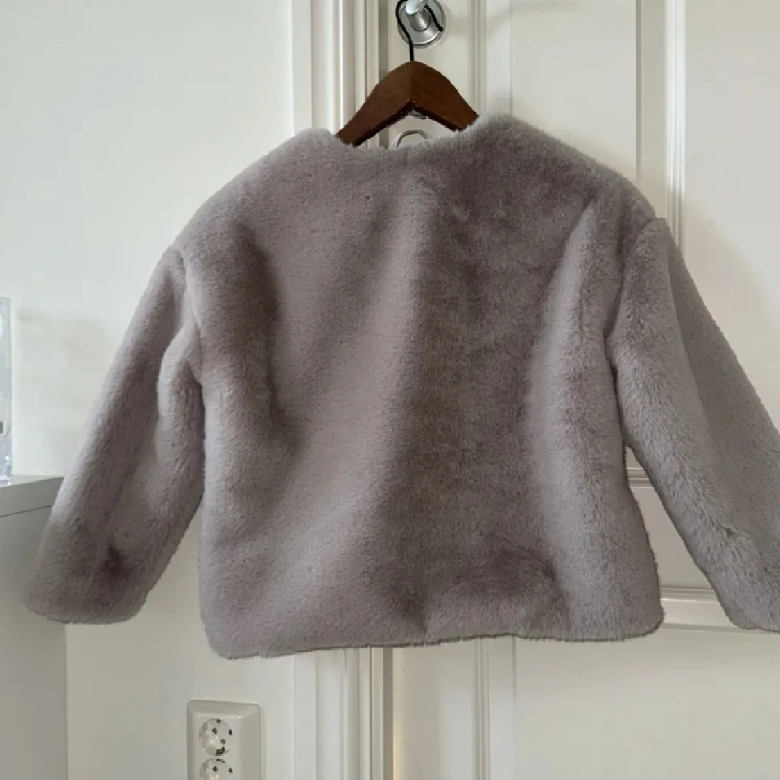 Ljusgrå pälsjacka från Zara Kids - 1