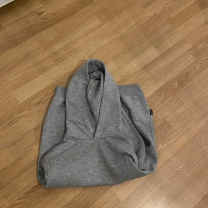 Grå hoodie från Only & Sons - Säljer en trevligt hoodie med bra kvalité skriv vid frågor!