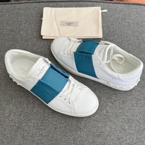 Valentino Open | 42 - Valentino Open sneakers | Sjukt fräscha! | Storlek 42, passar 42-42.5 | Original dustbag ingår | INGA BYTEN | Fraktar spårbart eller möts upp i Täby 