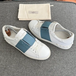 Valentino Open | 40 - Valentino Open sneakers | Grymt skick | Storlek 39.5, passar 39.5-40 | Original dustbag ingår | INGA BYTEN | Fraktar spårbart eller möts upp i Täby 