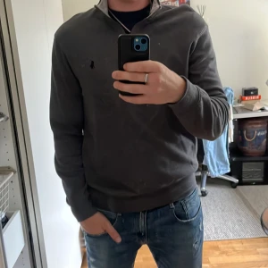 Ralph Lauren half zip - Säljer denna otroligt snygga Ralph Lauren half zip tröja. Tröjan är använd men är i nyskick. Tröjan är i storlek M och jag på bilden är 82 kg 183cm lång. Nypris är runt 1500 kr och säljer den för 449kr.