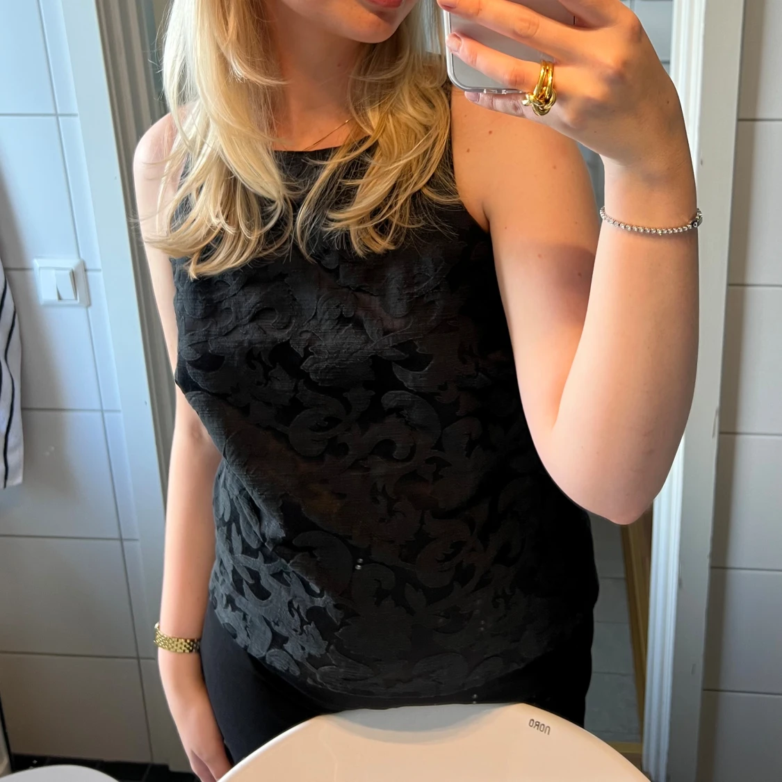 Svart ärmlös linnetopp med struktur