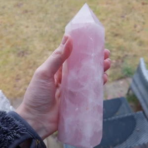 Rosenkvarts torn stort fint 🩷 - Rosenkvarts torn med en liten bit golden i, Ca 18.5 cm hög ca 5,5 cm bred vikt 729 gr  1300kr   Rosenkvarts är den villkorslösa kärlekens kristall. Rosenkvarts har en lugn och mild energi som främjar försoning, förlåtelse och empati. Den fungerar stressreducerande och arbetar på vårt hjärtchakra och kan hjälpa dig att släppa känslor av förbittring, ilska och avundsjuka. Vill du dra till dig mer kärlek i ditt liv, är rosenkvartsen ett självklart val. Rosenkvarts beskyddar och skärmar av från de n