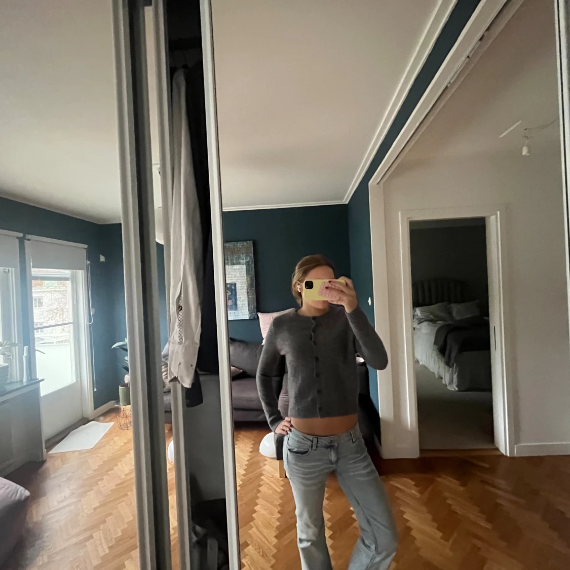 Grå kofta med knappar