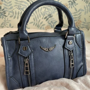 Mörkblå zadig voltaire väska - Aldrig använd då jag inte haft användning för den men det är en jättefin väska perfekt för många tillfällen. Bra storlek och den har 2 fack inuti. Det ingår ett axelband också. 