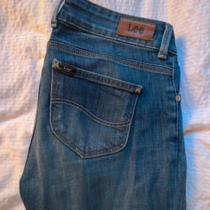 Blå bootcut jeans från Lee - Snygga blå jeans från Lee med klassisk femficksdesign och låg midja. Modellen har bootcut-ben som ger en schysst siluett och är tillverkade i slitstarkt denimtyg. 
