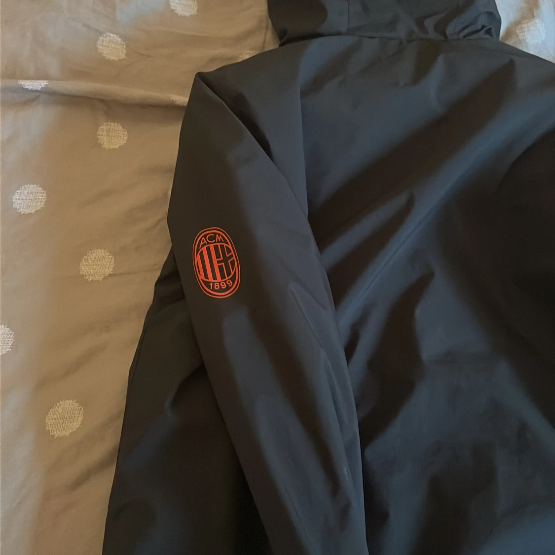 Svart AC Milan vindjacka med huva - 3