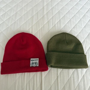 mössor - säljer 2st mössor för 30kr i fint skick!