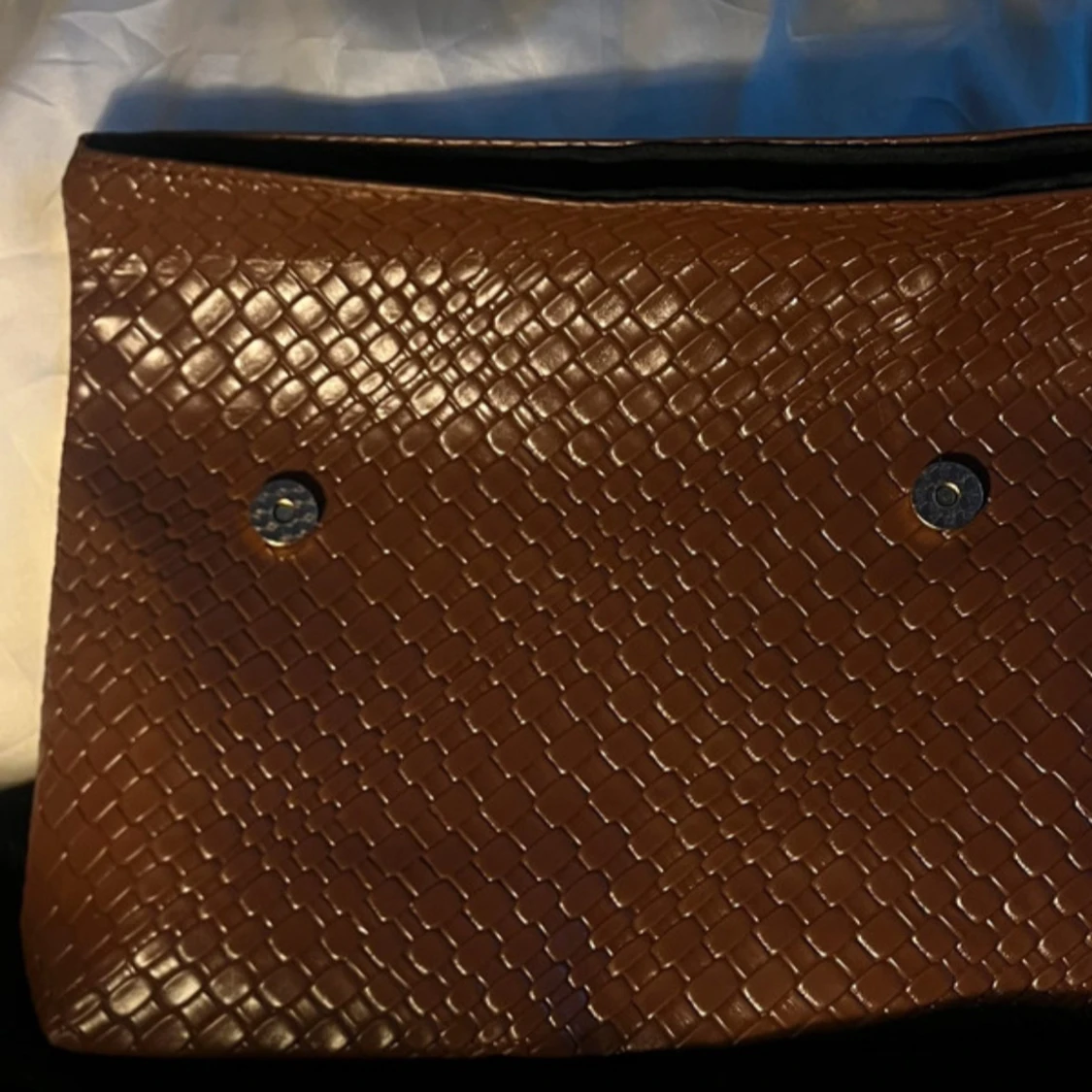 Brun kuvertväska i flätat skinn - 3