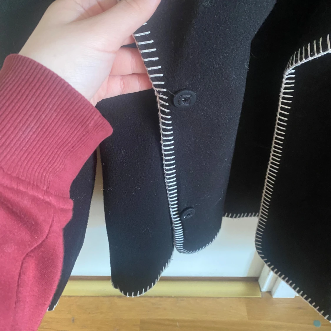 Svart kappa från Gina Tricot med vit kant - 3