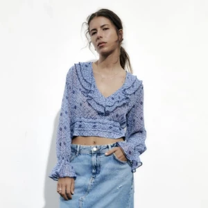 Topp från Zara - Skitcool topp från Zara. har långa ärmar, väldigt tunn. Väldigt snygg och sitter bra, aldrig använt så därav i bra skick! Hör av dig vid frågor och funderingar💕