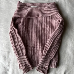 Stickad rosa tröja - Stickad rosa tröja från Kappahl med polokrage.  I storlek: 146/152. Fraktar inom 24h!