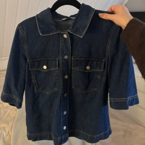 Jeans tröja  - Jens tröja med knappar, fickorna är riktiga 