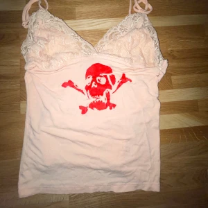 Rosa spetslinne med dödskalle  - Dödskallen är hemgjord men håller i tvätten, står s men passar nog xs och m också