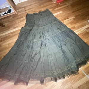 Grön maxikjol - Lång grön kjol med tyll och spets